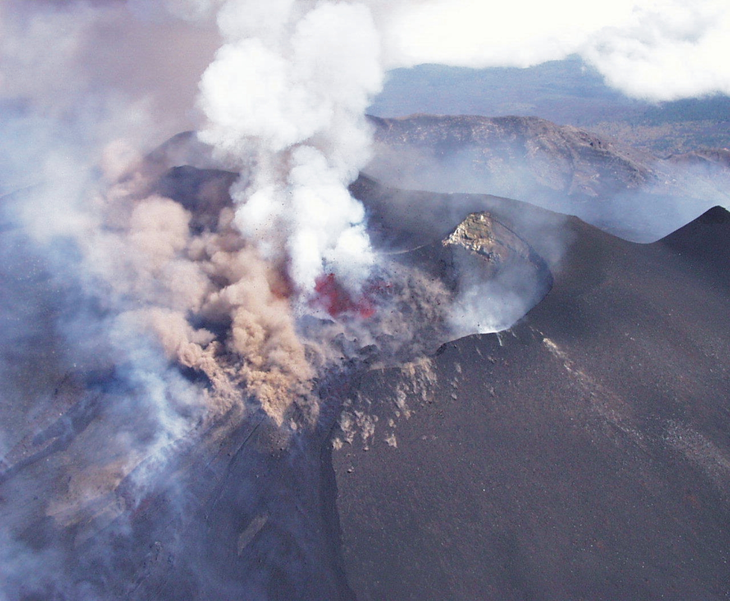 Attività stromboliana alla Bocca Nuova, Etna, Ottobre 1999