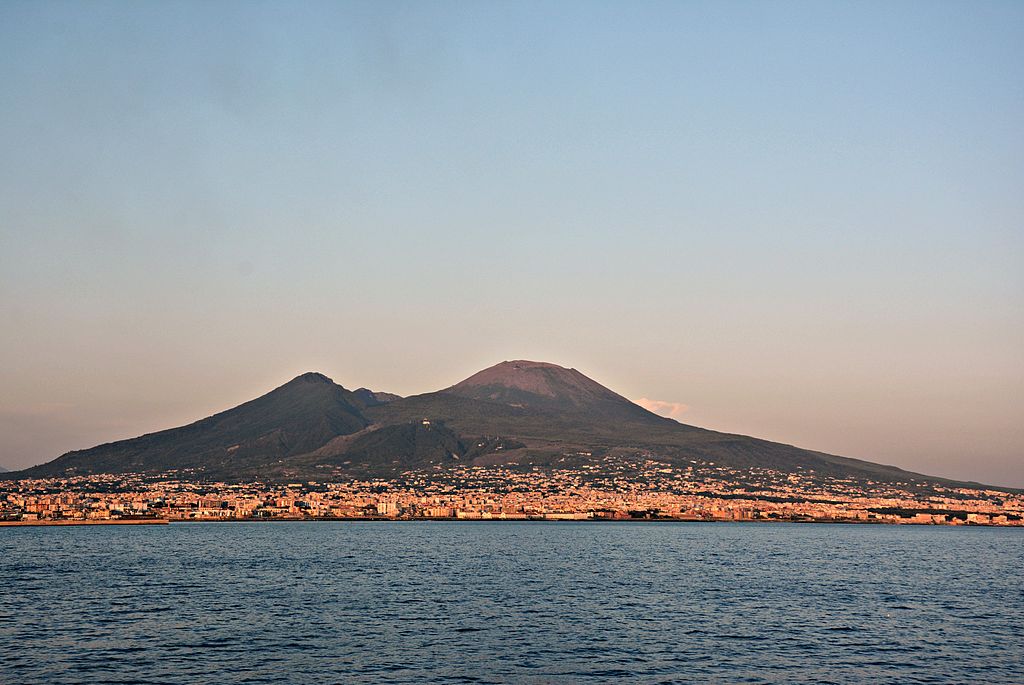 Veduta del Vesuvio dal Golfo di Napoli