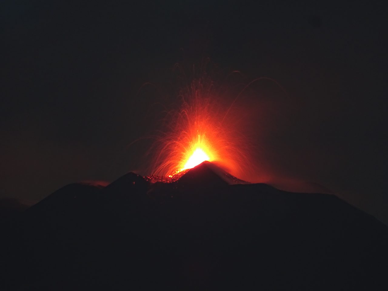 L’Etna fa gli straordinari: attività eruttiva al Nuovo Cratere di Sud-Est