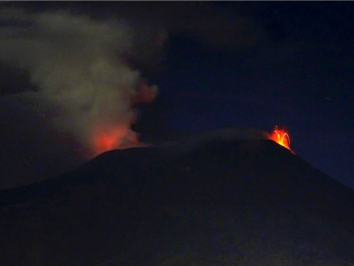 L’Etna non va in vacanza: aumenta di intensità l’attività eruttiva sommitale