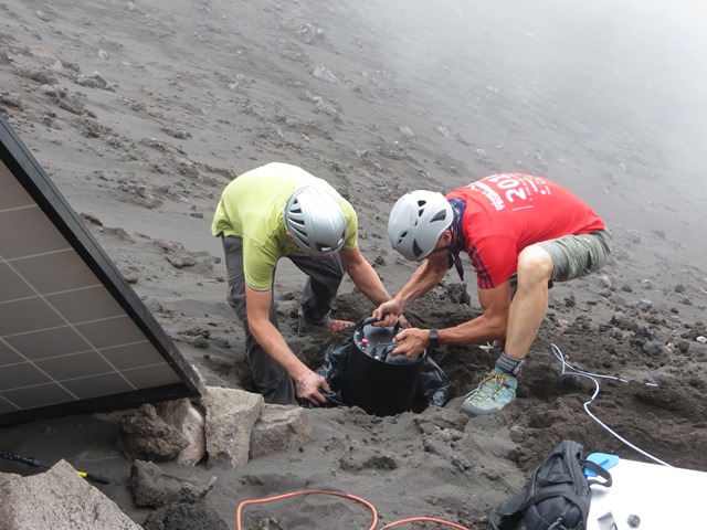 Stromboli installazione stazione sismica Braun_low