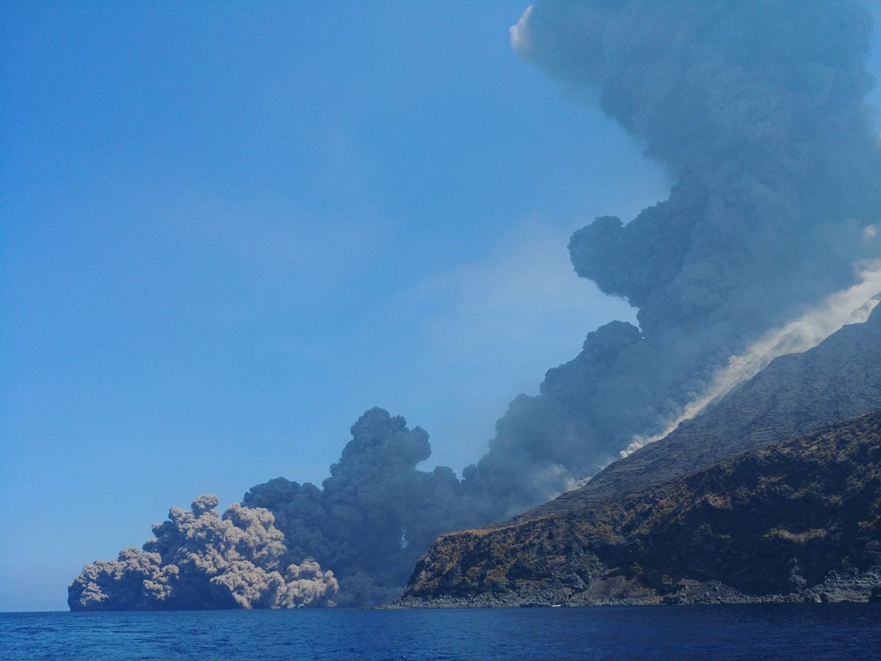 Quando un flusso piroclastico scorre sul mare: esempi a Stromboli e altri vulcani