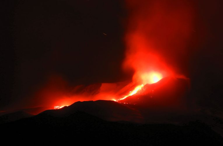 Etna, parossismo al Cratere di Sud-Est nel giorno di Santa Lucia 