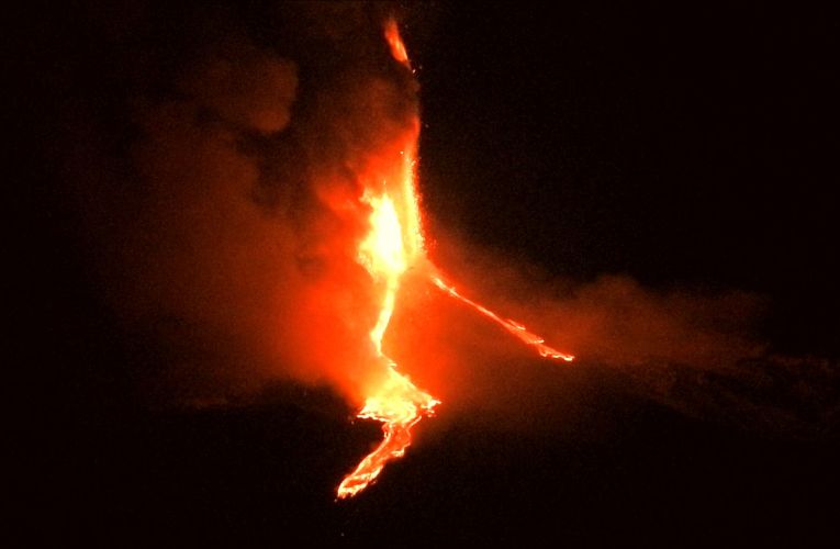 Un nuovo parossismo illumina la notte: Etna, 18 febbraio 2021