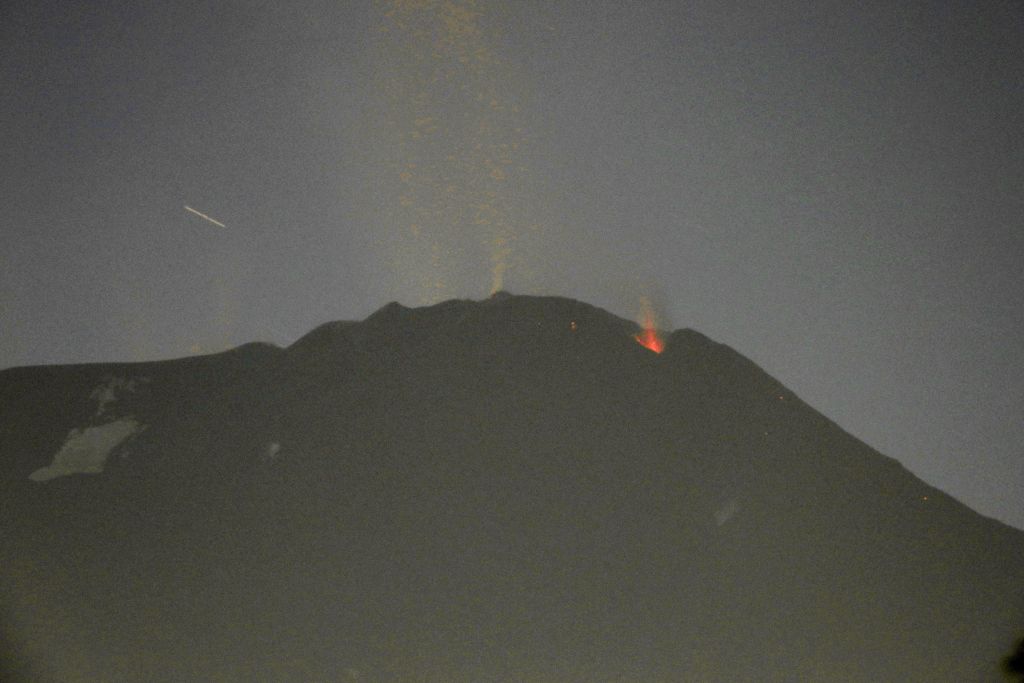 Figura 1 - Inizio dell’attività stromboliana alla bocca orientale del Cratere di Sud-Est, visto da Tremestieri Etneo sul fianco meridionale dell’Etna, ore 18:00 del 20 febbraio 2021. Foto di Boris Behncke, INGV.