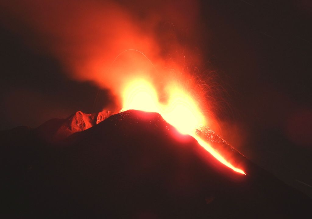 Attività stromboliana da due bocche nella parte orientale del Cratere di Sud-Est dell'Etna e trabocco lavico verso la Valle del Bove, ore 23:40 del 22 febbraio 2021, vista da sud.