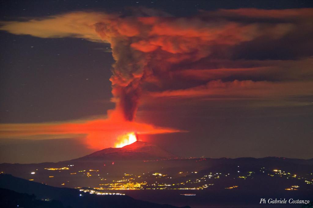 Figura 4 - Dal paese di Pianoconte sull’isola di Lipari (Isole Eolie), la colonna eruttiva dell’Etna alta più di 10 km nella fase culminante del parossismo si presenta così. Foto di Gabriele Costanzo.