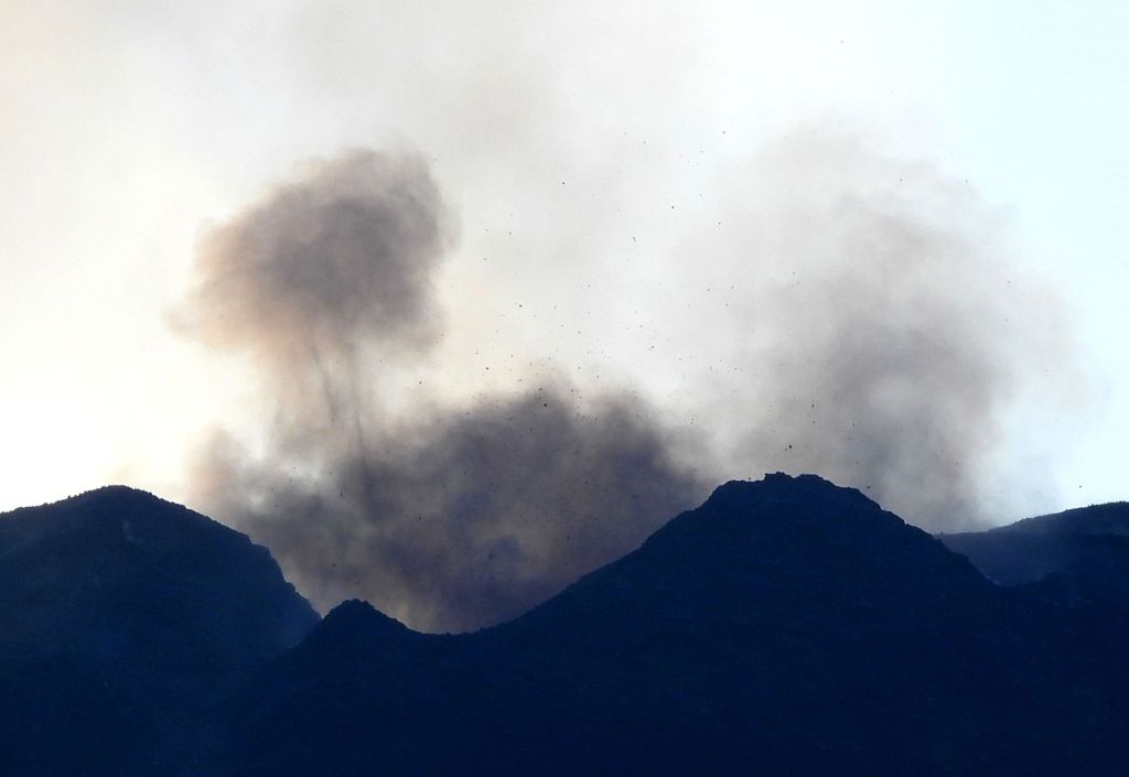 Figura 5 – Ripresa dell’attività stromboliana poco prima delle ore 17:00 del 24 febbraio 2021, vista dalla Valle del Bove (versante orientale) dell'Etna