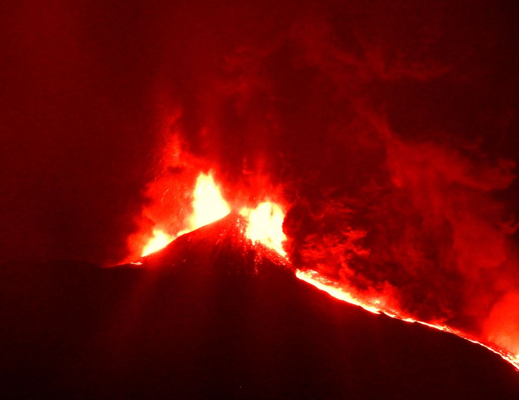 Figura 7 – Flusso piroclastico in discesa dal fianco orientale del Cratere di Sud-Est dell'Etna, alle ore 22:23 del 24 febbraio 2021. Si distingue bene la nube che si alza dal flusso piroclastico. La vista è da Trecastagni.