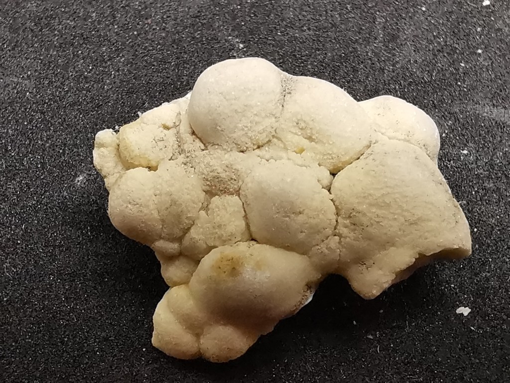 Figura 7 - Agglomerato di pisoliti rotondeggianti di 2 cm.