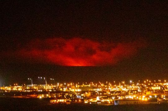 Una nuvola rossa illumina il cielo buio d’Islanda
