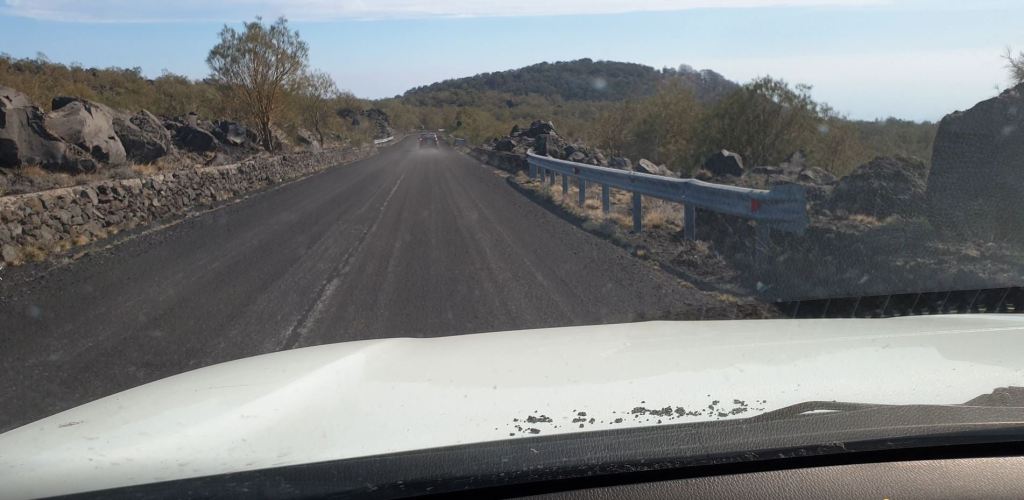Figura 1 - Strada ricoperta di cenere sul versante meridionale dell'Etna
