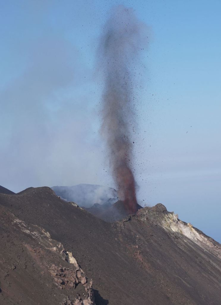 Forte esplosione stromboliana ricca di scorie dai coni formatisi presso il settore NS nei giorni successivi al parossismo del 3 luglio. Fotografia di Daniele Andronico.