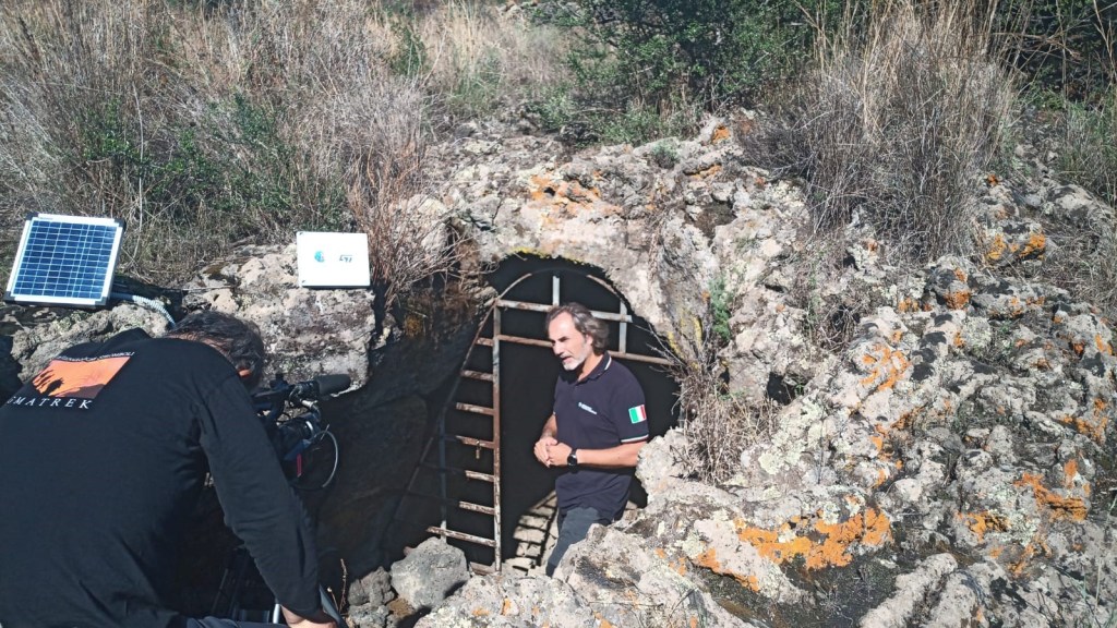 Intervista al Dr. A. Bonforte dell’INGV-OE all’ingresso della grotta Micio Conti
