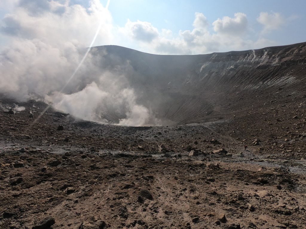Figura 2. La foto, scattata il 29 settembre 2021, mostra il cratere della Fossa di Vulcano con le volute di gas rilasciato dalle fumarole. Fotografia di Marco Anzidei