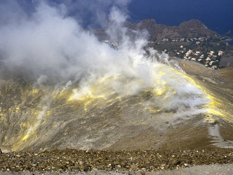 Figura 6 - Attività fumarolica al cratere de La Fossa, 20 settembre 1989. Fotografia di Boris Behncke