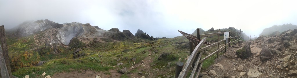 Visione panoramica delle fumarole sommitali de La Soufrière de Guadeloupe (FR).