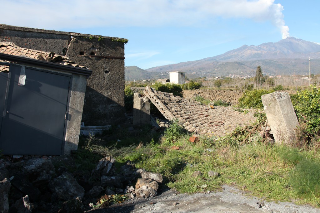 Figura 2 - Crollo di un fabbricato rurale nelle campagne di Acireale dovuto al terremoto del 26 dicembre 2018, che ha seguito di un paio di giorni l'eruzione sull'alto versante meridionale dell'Etna.