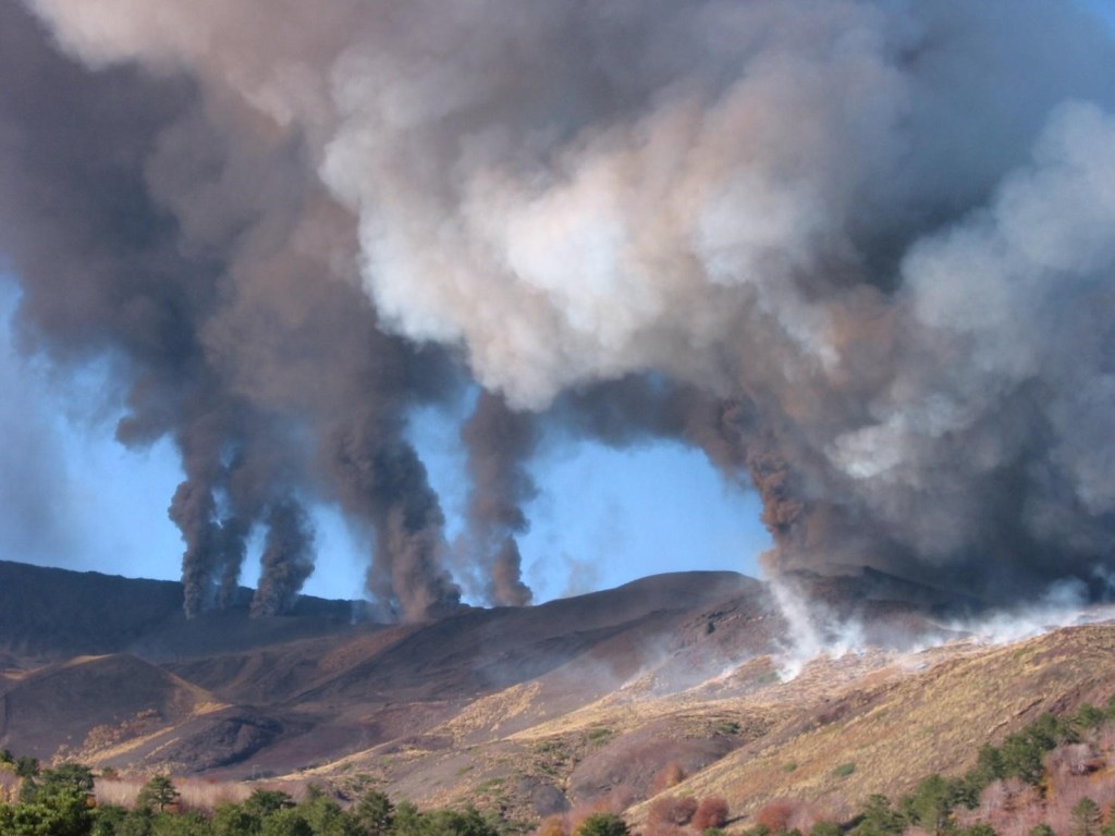 Figura 3 - 27 ottobre 2002: erutta il Rift di Nord-Est, formando una moltitudine di bocche allineate che emettono copiosamente cenere e lapilli incandescenti.