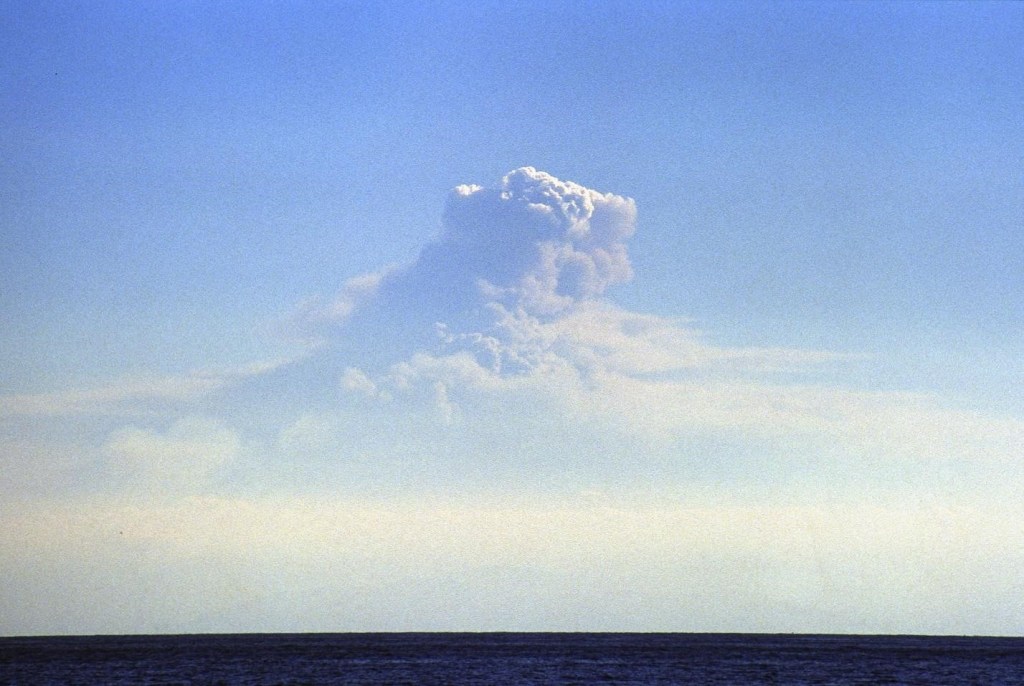 Figura 4 - La nube eruttiva dell’Etna vista dall’isola di Vulcano, nel mattino del 27 ottobre 2002. L’altezza della nube è circa 6 km. Il vulcano stesso è completamente avvolto dalla nube.