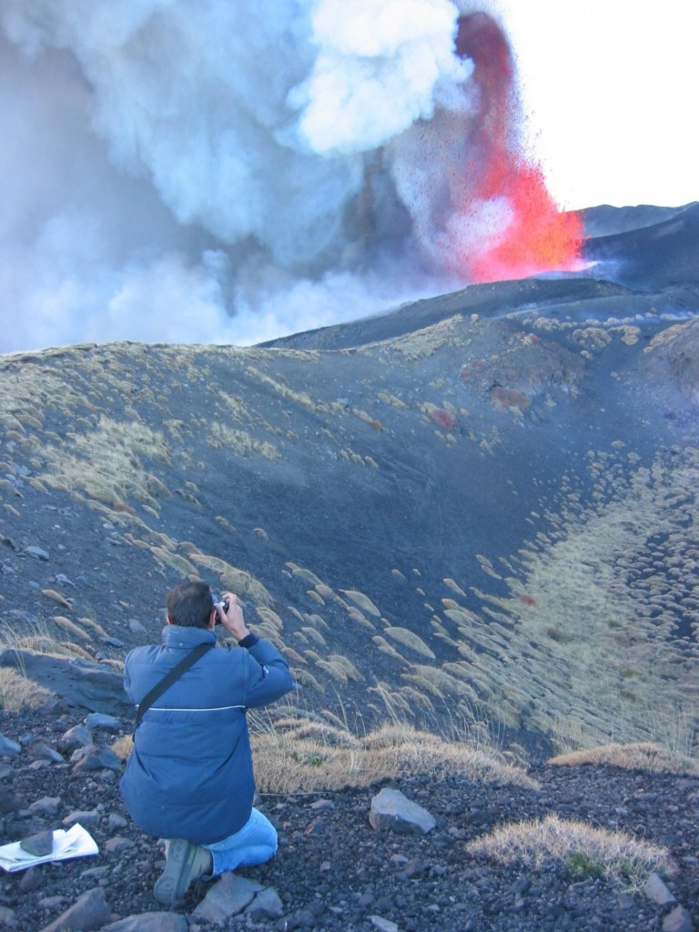 Figura 5 - La fessura eruttiva si propaga lungo il Rift di Nord-Est, iniziando a produrre violente attività esplosive concentrate per lo più nella porzione più bassa del campo di fratture.