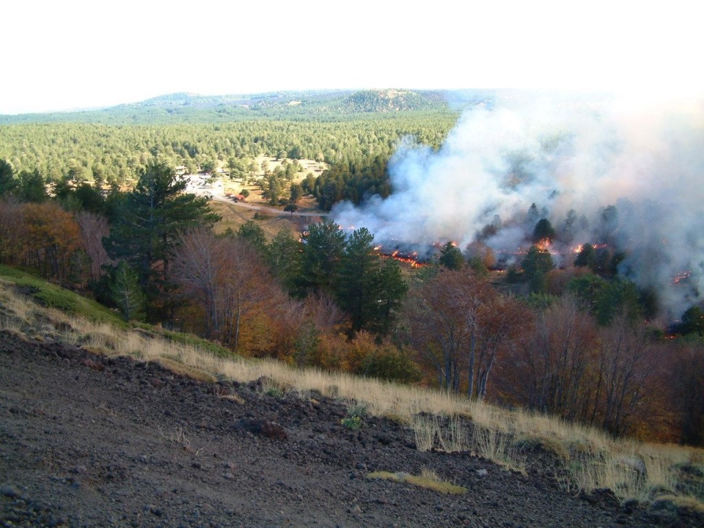 Figura 6 - Le prime colate di lava irrompono a Piano Provenzana, la mattina del 27 ottobre. L’amaro destino della stazione turistica è ormai segnato.