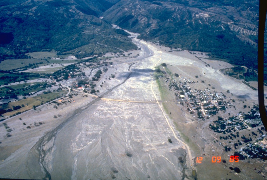 Figura 4 - Veduta aerea di Armero dopo l’arrivo del lahar. Immagine da United States Geological Survey. (https://www.usgs.gov/media/images/armero-destroyed-lahars-nevado-del-ruiz-volcano-colombia)