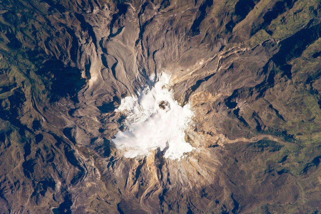 Figura 5 – Il Nevado del Ruiz fotografato da un membro dell'equipaggio della Expedition 23 sulla Stazione Spaziale Internazionale. E’ ben visibile la calotta di ghiaccio sulla vetta, alta 5370 m. Immagine da NASA (https://earthobservatory.nasa.gov/images/43859/nevado-del-ruiz-volcano-colombia)