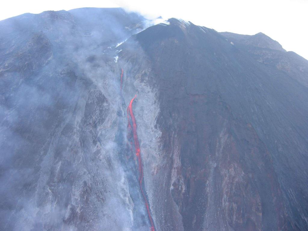 Figura 1 - Colata di lava sulla Sciara del Fuoco (5 gennaio 2003, fotografia INGV)