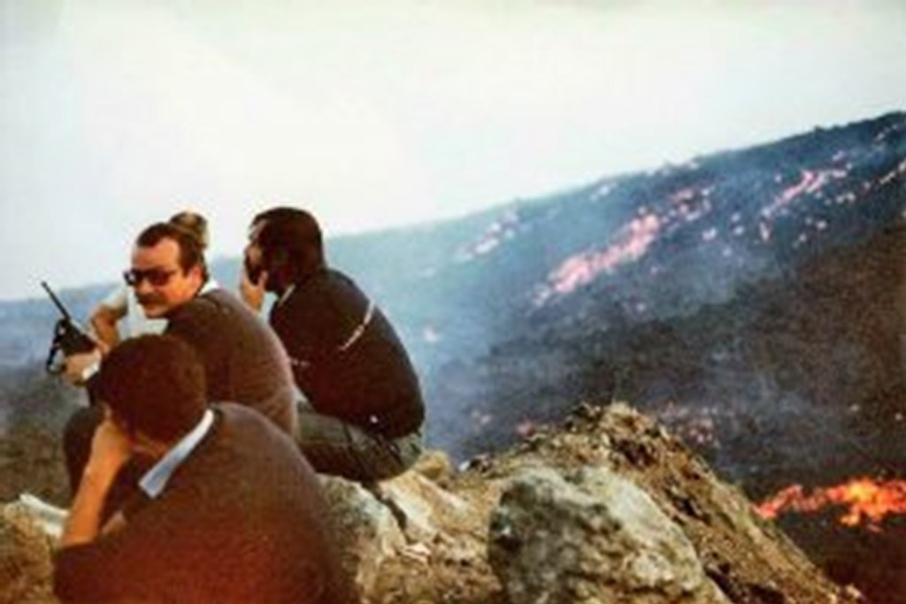 Figura 5 - Luciano Signorello (con in mano una radio ricetrasmittente), all’epoca responsabile delle attività di supporto tecnico per conto della Provincia Regionale di Catania (fotografia di autore anonimo). 