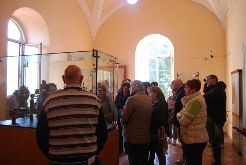 Figura 3 - Le guide illustrano il funzionamento del sismografo elettromagnetico di Luigi Palmieri (Foto del Fondo per l'Ambiente Italiano).