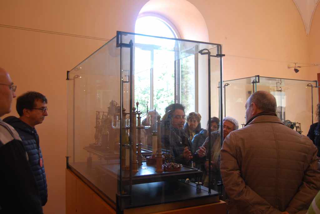 Figura 5 - Il sismografo elettromagnetico di Luigi Palmieri, del 1856 (Foto del Fondo per l'Ambiente Italiano).