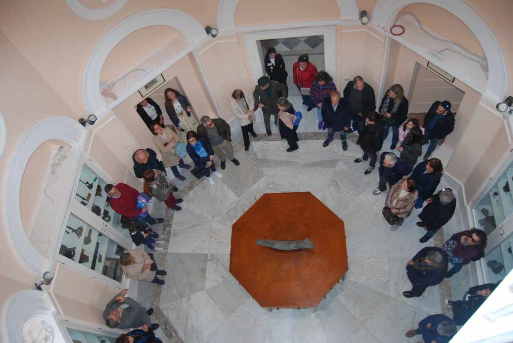 Figura 4 - La Sala Ottagona con le collezioni delle medaglie di lava, dei campioni di ceneri vesuviane e degli strumenti storici. (Foto di Sandro de Vita).