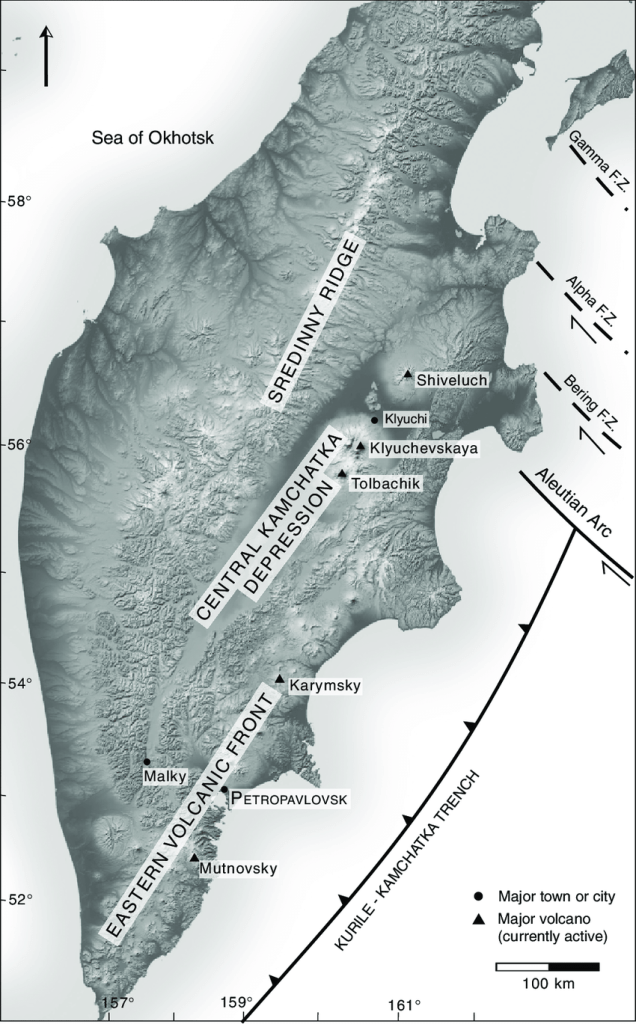 Figura 3 - Mappa regionale della penisola di Kamchatka, che mostra le zone di subduzione, le regioni di magmatismo e alcuni dei principali vulcani attivi. Il magmatismo è suddiviso in Fronte vulcanico orientale, Sredinny Ridge (attualmente inattivo) e Depressione centrale. (Fig. 1 da Humphreys et al., 2006).