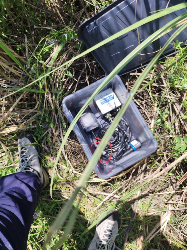 Figura 2 - Posizionamento di una stazione acustica infrasonica a sud dell’osservatorio di Punta Labronzo a Stromboli. 24 maggio 2023.