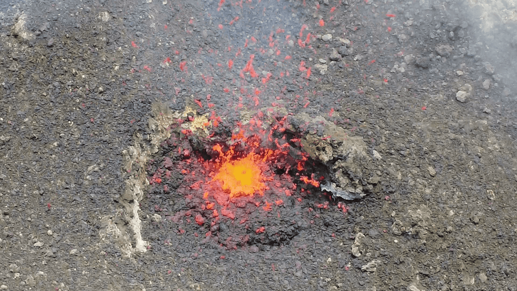 Figura 6 - Attività di spattering nelle fasi iniziali della riapertura di una bocca nella porzione centrale della terrazza craterica; immagine ripresa da drone il 24 maggio 2023.