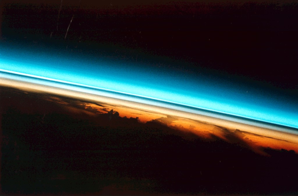 Figura 7 - Fotografia della NASA (STS043-22-23) scattata l'8 agosto 1991, meno di due mesi dopo l'eruzione del vulcano Pinatubo. Gli strati scuri (neri) rappresentano accumuli di aerosol che creano nell'atmosfera due orizzonti distinti. L'altitudine stimata degli strati di aerosol in questa immagine è compresa tra 20 e 25 km, coerente con le misurazioni effettuate da altri strumenti spaziali (SAGE II e AVHRR; Global Volcanism Program, 1991; Self et al., 1996).