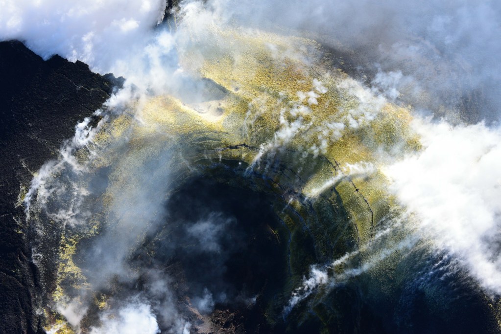 Figura 1 – Cratere Voragine dell’Etna. Il gas del pennacchio si forma con il contributo delle esalazioni provenienti dalla bocca posta al centro del cratere, così come da quelle provenienti dalle numerose fumarole che degassano da fratture poste lungo il suo orlo. Foto di Marco Neri.