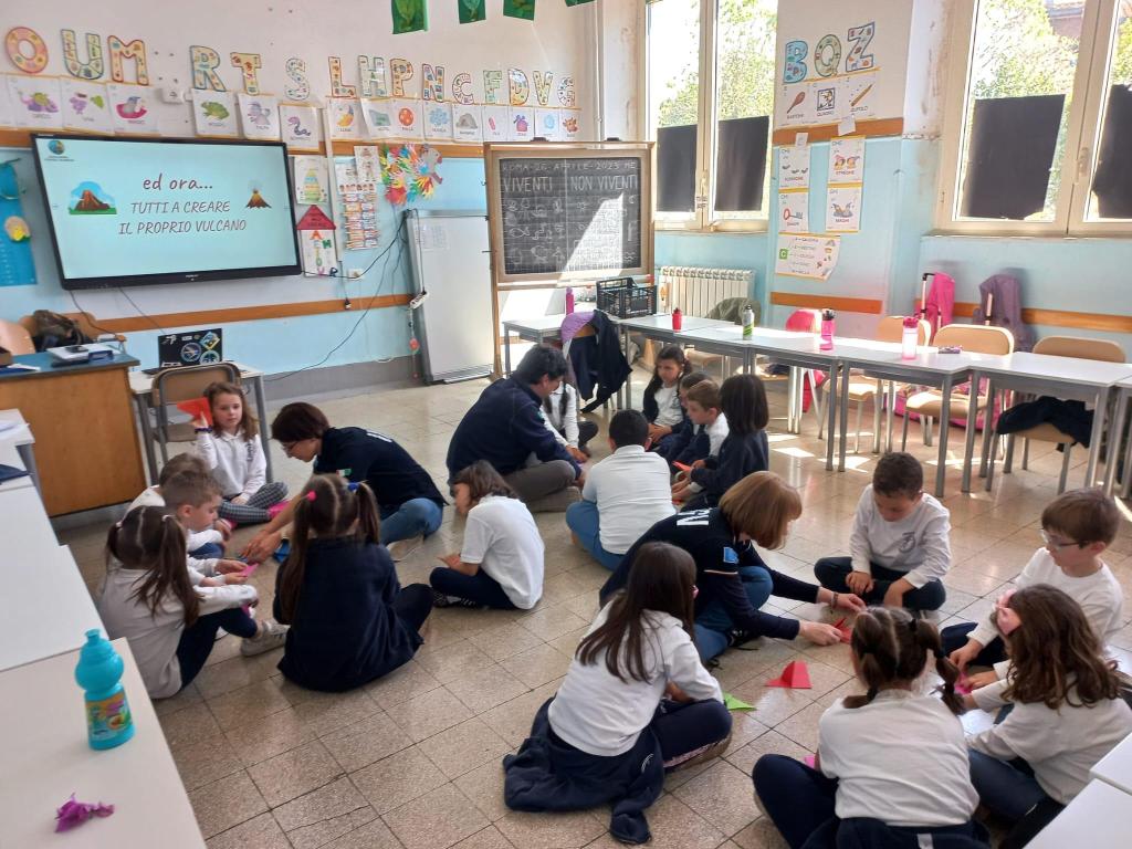 Momento creativo dell’attività Laboratorio vulcani di carta junior edition presentato per la prima volta presso la scuola Nuzzo di Roma.