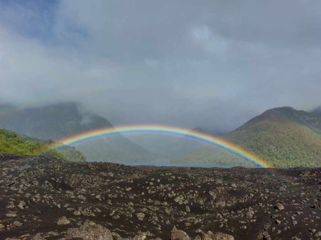 Figura 10 - Veduta del Lago Quililo, sempre nel Geoparco Kutralkura, Cile, in un raro momento di sole che forma un doppio arcobaleno.