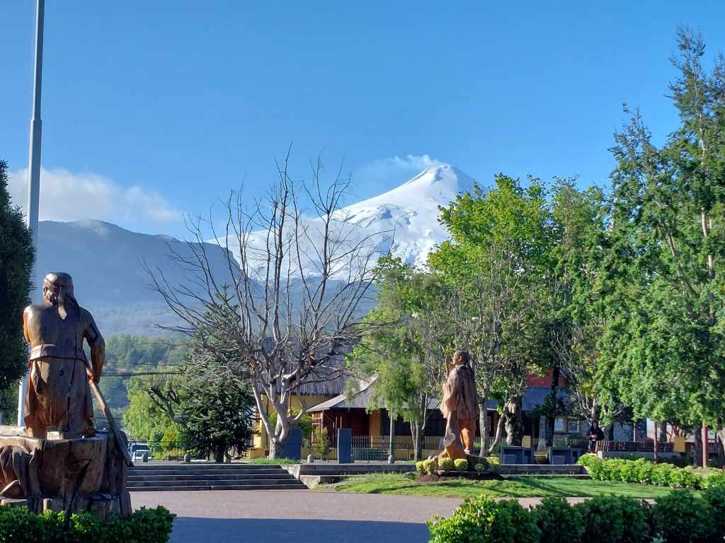 Figura 6 - Il vulcano Villarrica visto da Pucón, Cile.