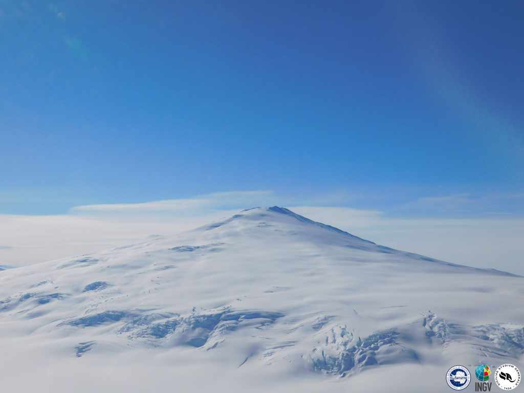 Figura 1 - Il versante meridionale del vulcano Melbourne fotografato da elicottero. Credits: Graziano Larocca @PNRA.