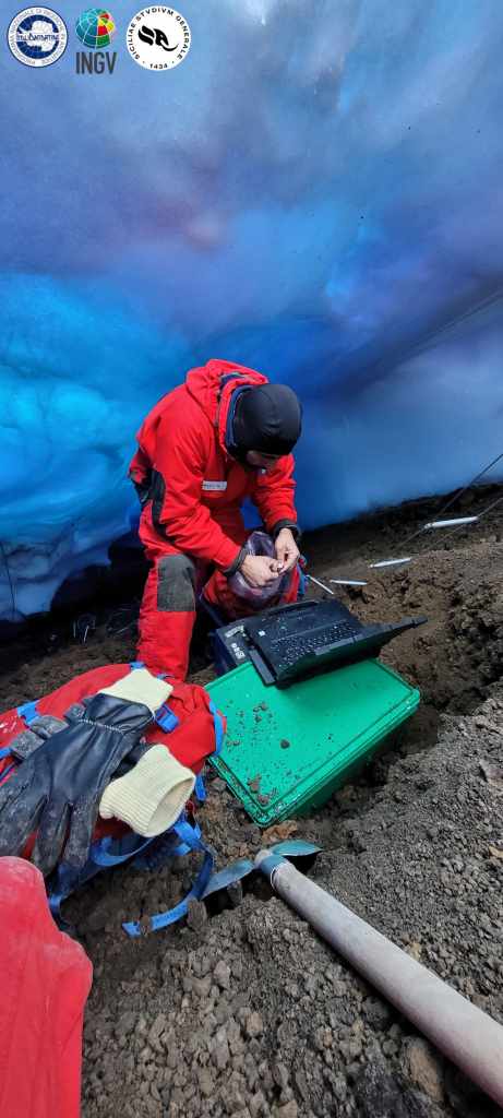 Figura 3 - Manutenzione della stazione sismica situata all’interno dell’ice cave “MC4” Credits: Gaetano Giudice@PNRA. I-VOLCAN Antartide