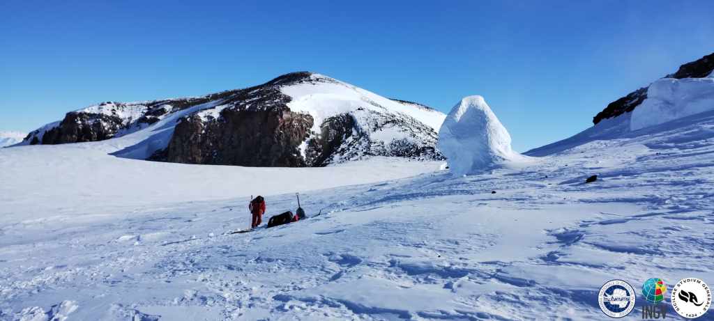 Figura 4 - La caldera del vulcano Melbourne e il “comignolo” di ghiaccio creato dalle fumarole che indica l’ingresso dell’ice cave denominata “Aurora”. Credits: Graziano Larocca@PNRA