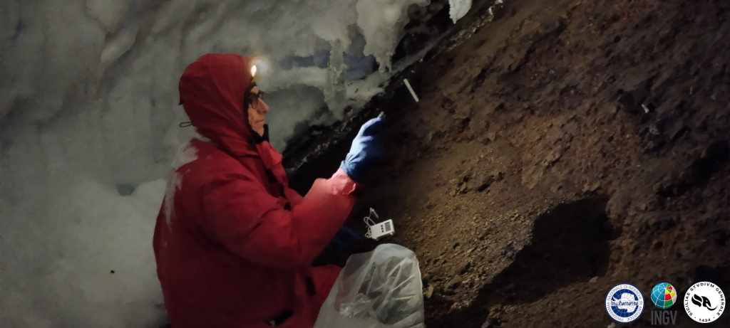 Figura 5 - Campionamento di gas e misure di temperatura del suolo all’interno dell’ice cave denominata “MC4”, dove sono state misurate temperature al di sopra dei 34°C a pochi centimetri di profondità dalla superficie. Credits: Graziano Larocca@PNRA. I-VOLCAN Antartide