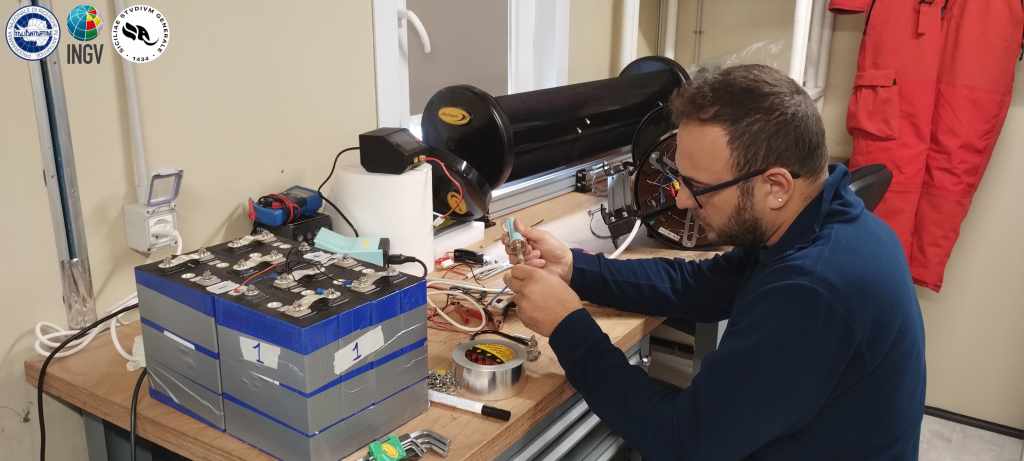 Figura 6 - Manutenzione di un generatore eolico all’interno del laboratorio della Base Mario Zucchelli. Credits: Graziano Larocca@PNRA. I-VOLCAN Antartide