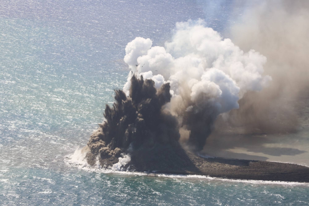 Figura 3 - Esplosione con emissione di ceneri scure dall’isola vulcanica di nuova formazione nei pressi di Ioto/Iwo Jima il 3 novembre 2023. Per gentile concessione di Setsuya Nakada (Center for Integrated Volcano Research, NIED Japan).
