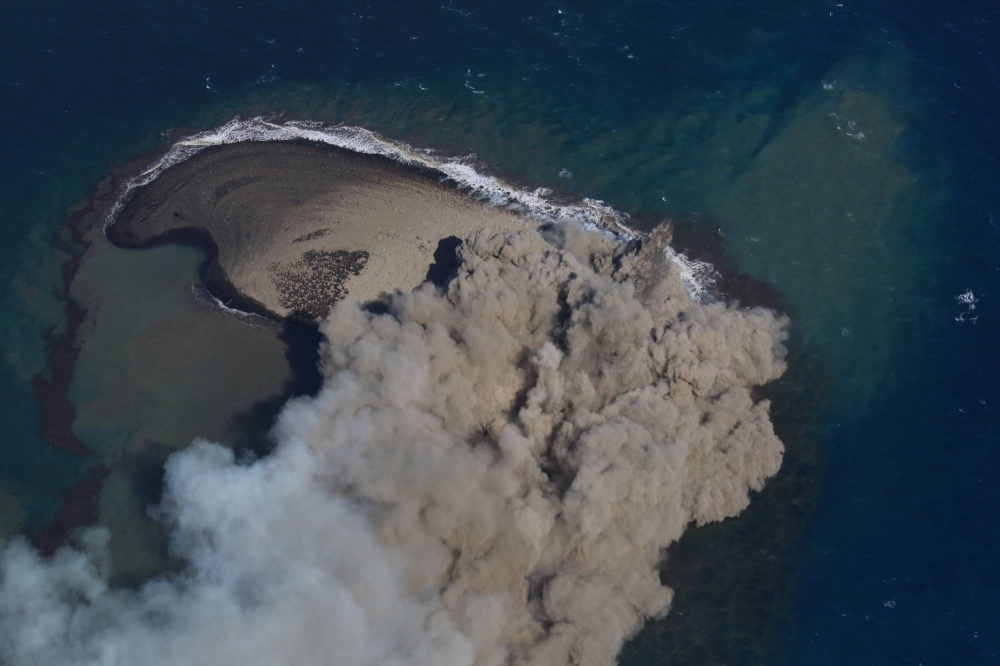 Figura 5 - L’isola di nuova formazione nei pressi di Ioto/Iwo Jima vista dall’alto il 3 novembre 2023. Per gentile concessione di Setsuya Nakada (Center for Integrated Volcano Research, NIED Japan).