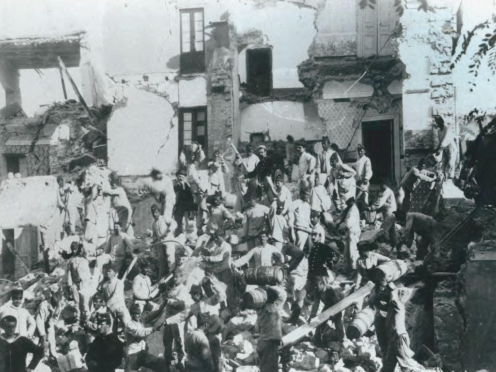 Casamicciola (Ischia) dopo il terremoto del 1883 (Fotografia di Achille. Mauri, Archivio storico Reale Osservatorio Vesuviano, tratta dalla monografia INGV “Giuseppe Mercalli, da Monza al Reale Osservatorio Vesuviano: una vita tra insegnamento e ricerca).