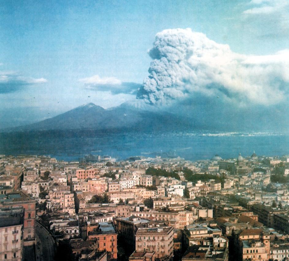 Figura 1 - Fotografia dell’eruzione del Vesuvio del 1944, scattata da Napoli il giorno 22 marzo 1944 (foto di pubblico dominio).